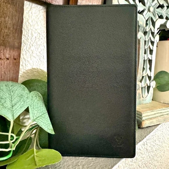 Louis Vuitton Taiga Porte Valeurs Wallet In Dark Green - Picture 1 of 14